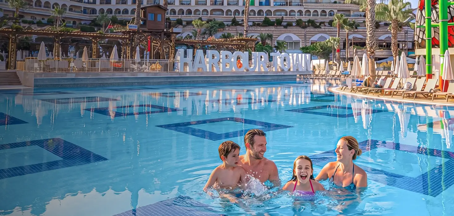 <div style="font-weight: 800; font-size: 56px;">Crystal Hotels
    <br>
    <span style="font-weight: 600; font-size: 42px;">ģimenes piedzīvojumiem Turcijas Rivjērā</span>
</div>
